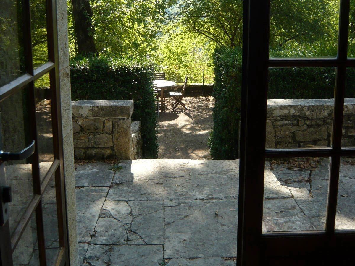 La cour intérieure, petite terrasse en pierre et grande terrasse ombragée